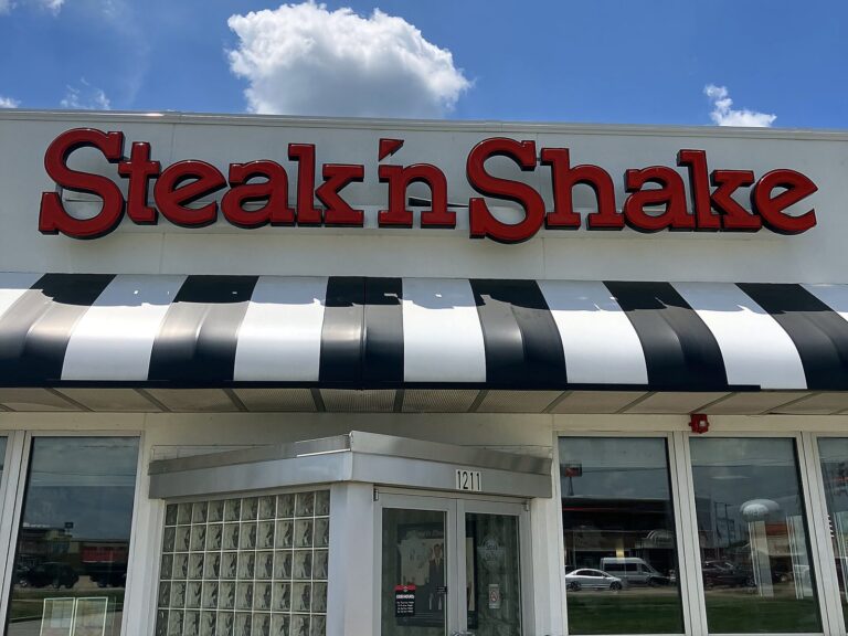 Channel letter sign for Steak 'n Shake in Effingham, IL