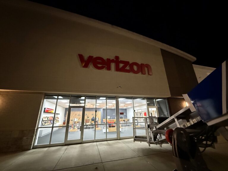 Channel letter sign for Verizon in Mattoon, IL, illuminated at night