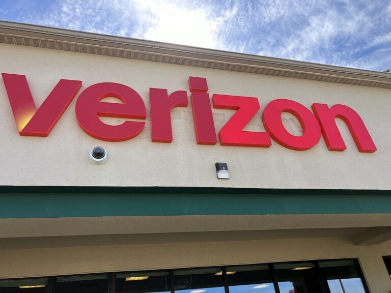 Channel letter sign for Verizon in Springfield, IL