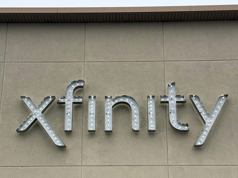 Channel letter sign for Xfinity in Springfield, IL