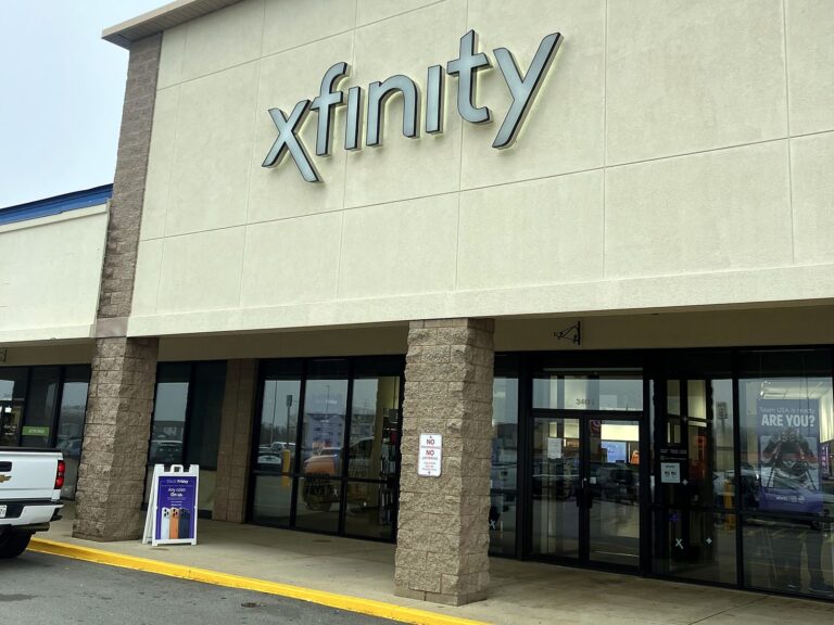 Channel letter sign for Xfinity in Springfield, IL – view 2