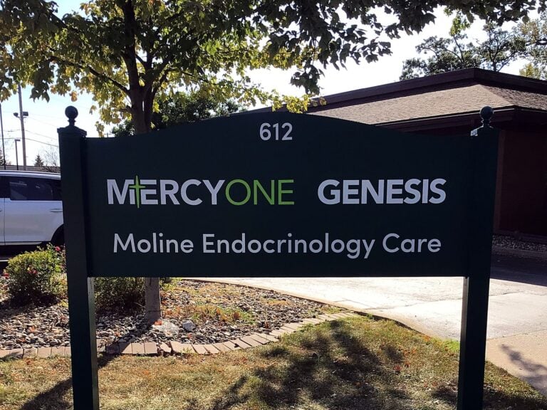 Monument sign for MercyOne Genesis in Moline, IL – view 2