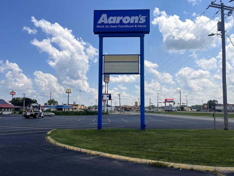 Pylon sign for Aaron's in Litchfield, IL – view 2