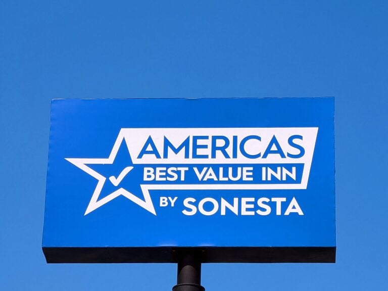 Pylon sign for Americas Best Value Inn in Beardstown, IL – view 2