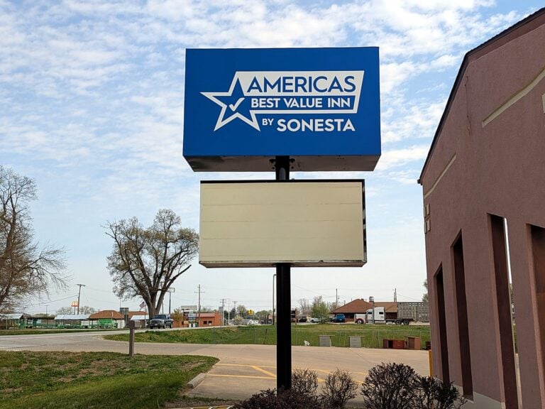 Pylon sign for Americas Best Value Inn in Beardstown, IL