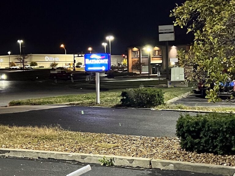 Pylon sign for Baymont by Wyndham in Columbia, MO