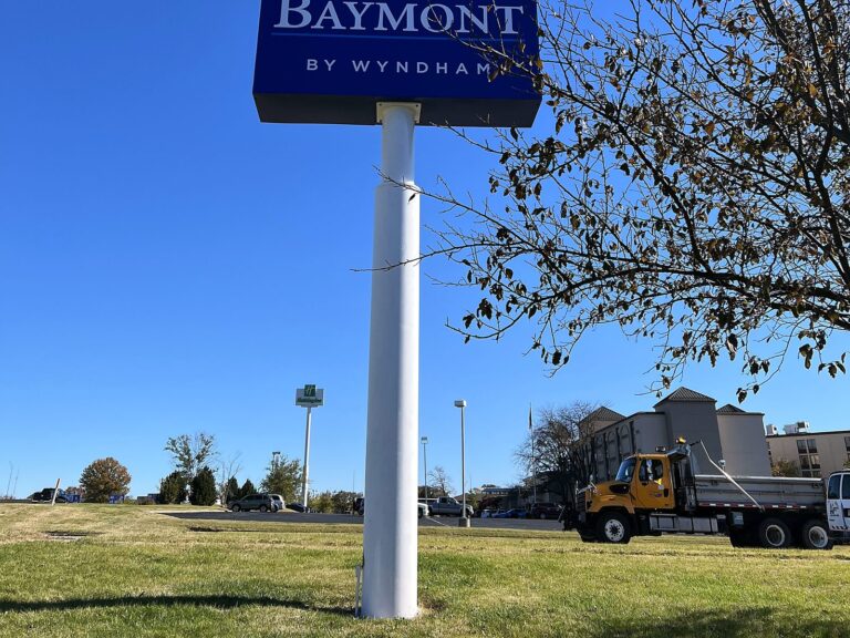 Pylon sign for Baymont by Wyndham in Columbia, MO – view 2