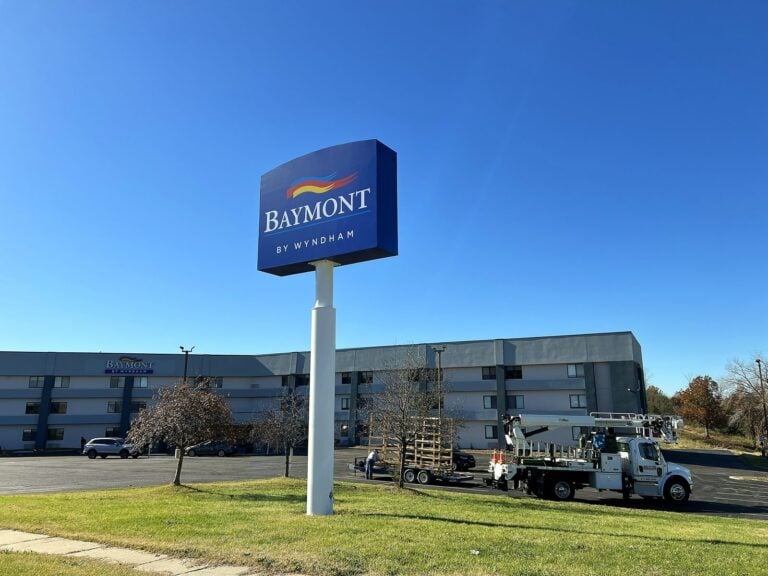 Pylon sign for Baymont by Wyndham in Columbia, MO – view 3