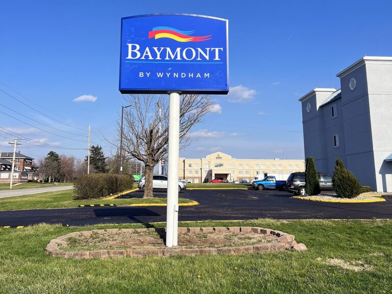 Pylon sign for Baymont in Decatur, IL