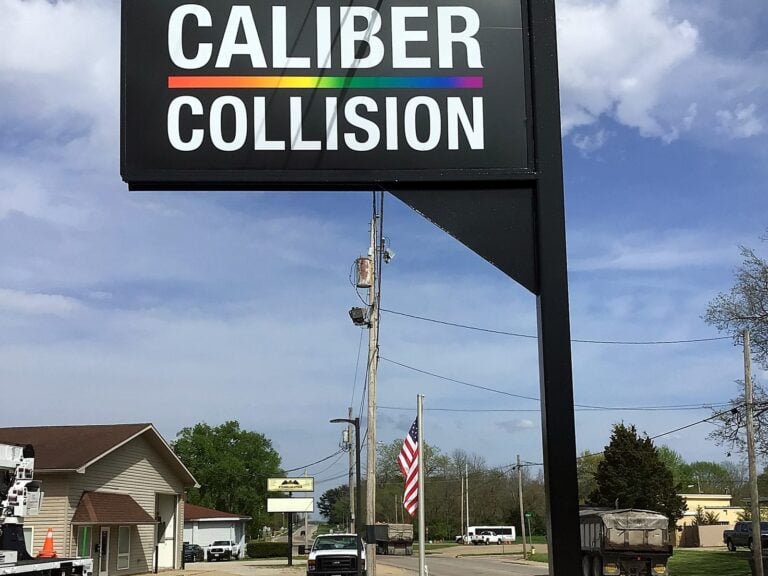 Pylon sign for Caliber Collision in Charleston, IL