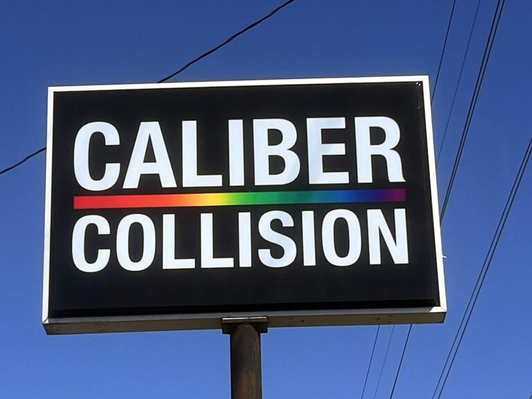Pylon sign for Caliber Collision in Effingham, IL