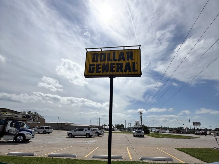 Pylon sign for Dollar General in Bowling Green, MO