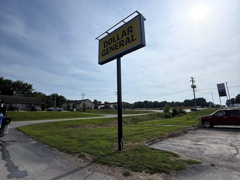 Pylon sign for Dollar General in New London, MO