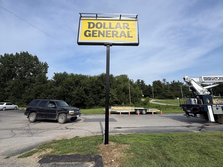 Pylon sign for Dollar General in New London, MO – view 2