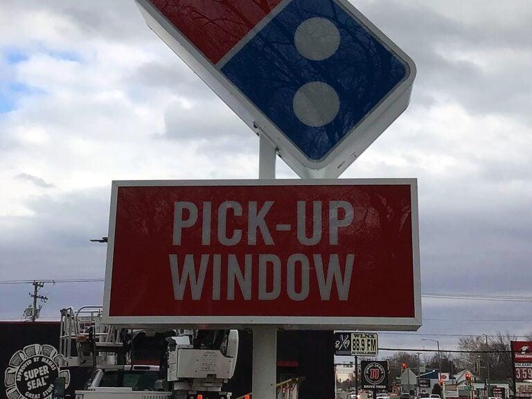 Pylon sign for Domino's in Lincoln, IL