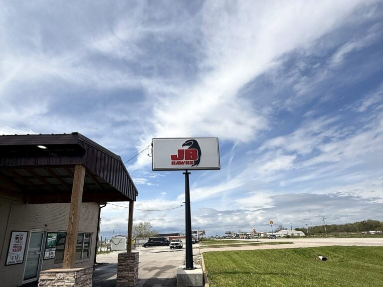 Pylon sign for JB Hawks in Taylor, MO