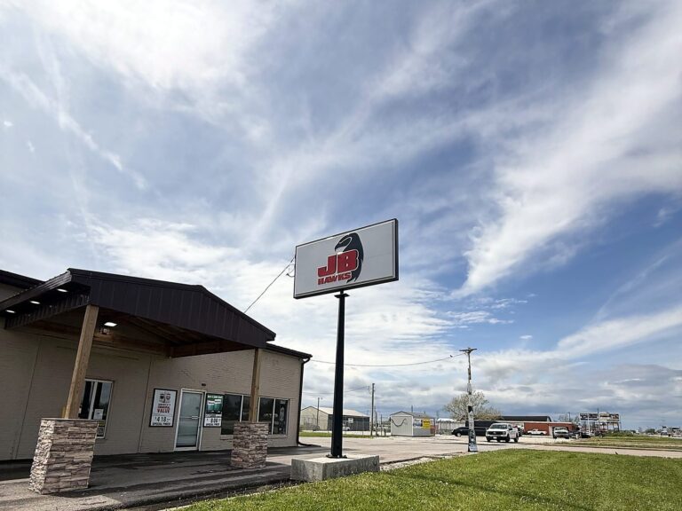 Pylon sign for JB Hawks in Taylor, MO – view 2