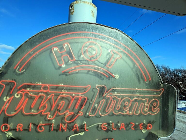 Pylon sign for Krispy Kreme in Springfield, IL – view 2