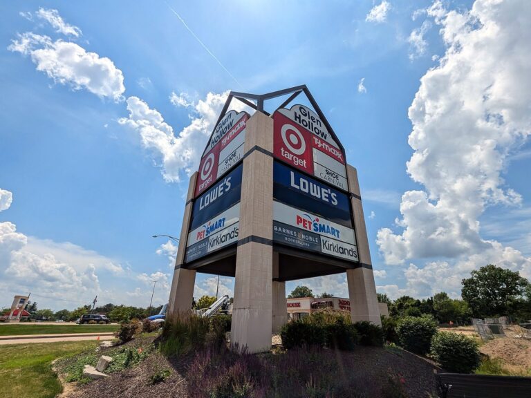 Pylon sign in Peoria, IL – view 2