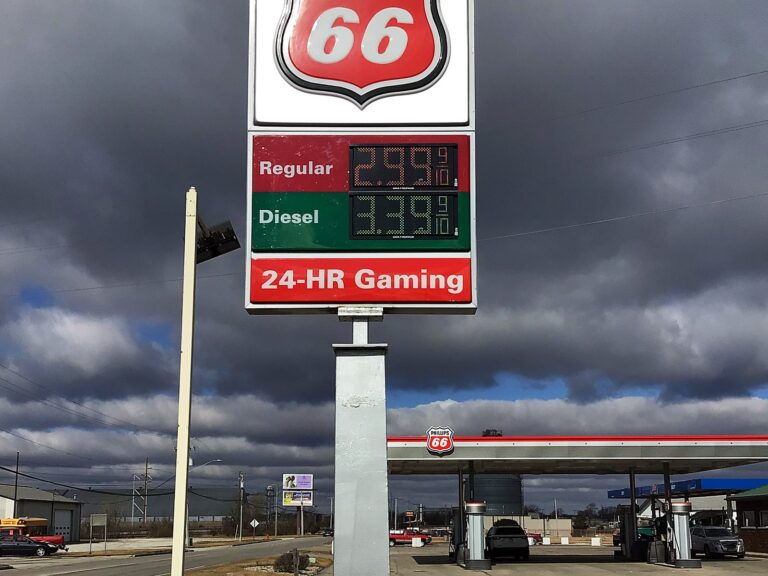 Pylon sign for Phillips 66 in Gilman, IL