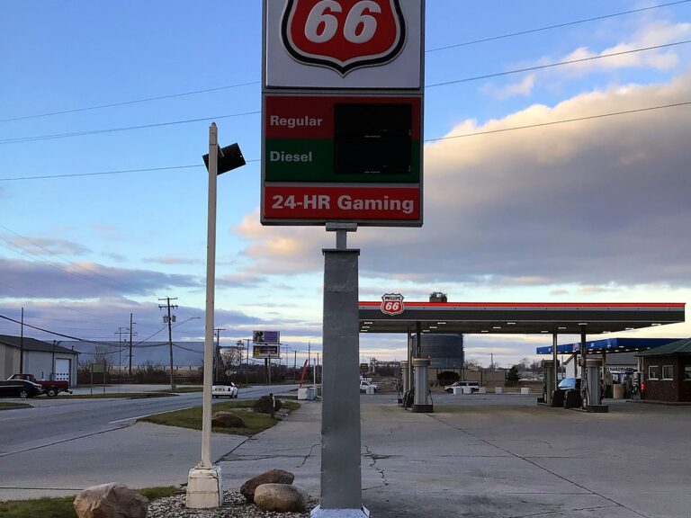 Pylon sign for Phillips 66 in Gilman, IL – view 2