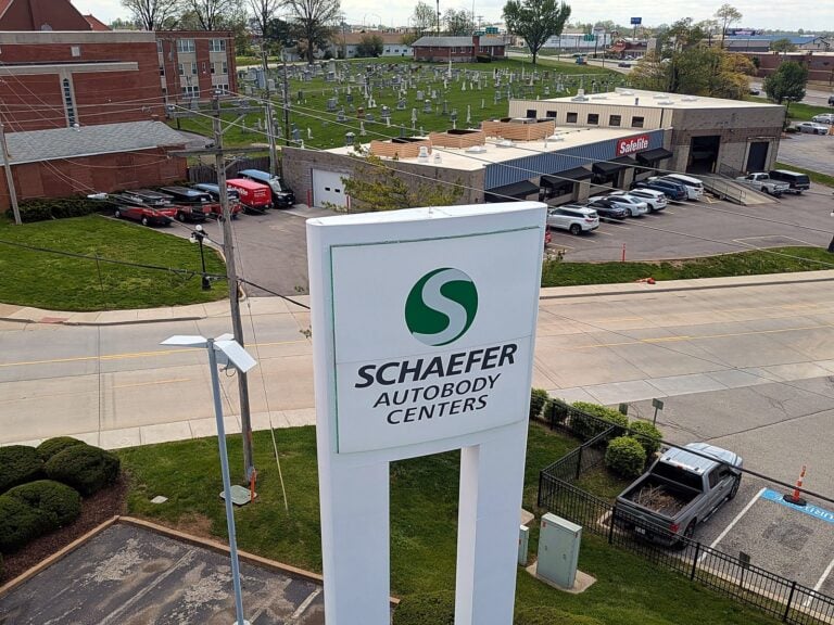 Pylon sign for Schaefer Autobody Centers in St Louis, MO – view 2