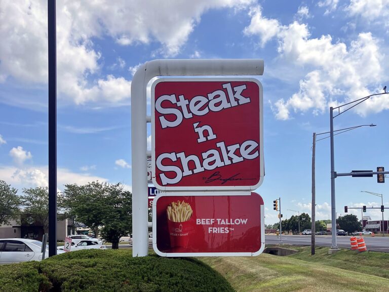 Pylon sign for Steak 'n Shake in Forsyth, IL