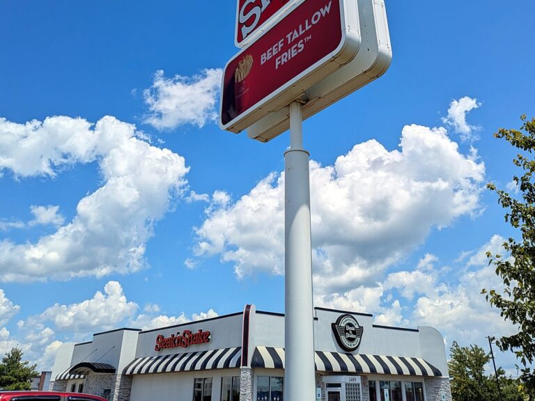 Pylon sign for Steak 'n Shake in Pekin, IL