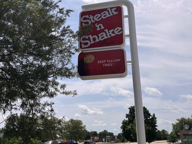 Pylon sign for Steak 'n Shake in Peoria, IL