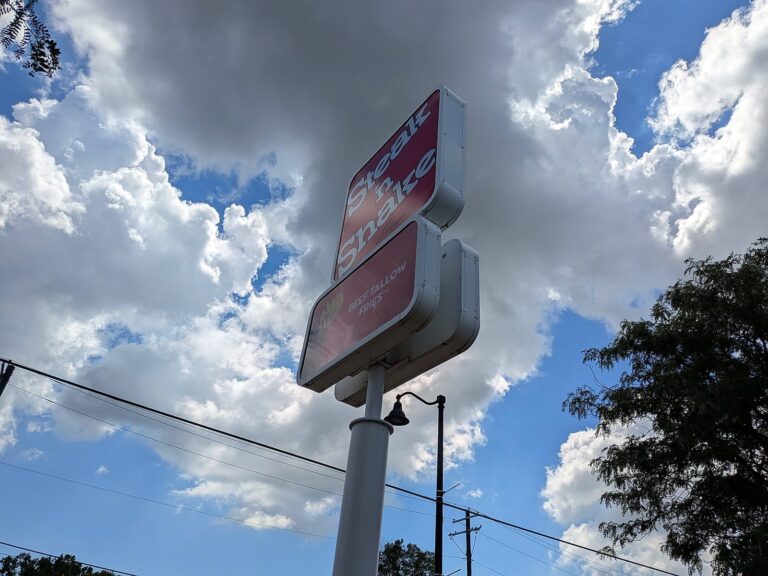 Pylon sign for Steak 'n Shake in Peoria, IL – view 2