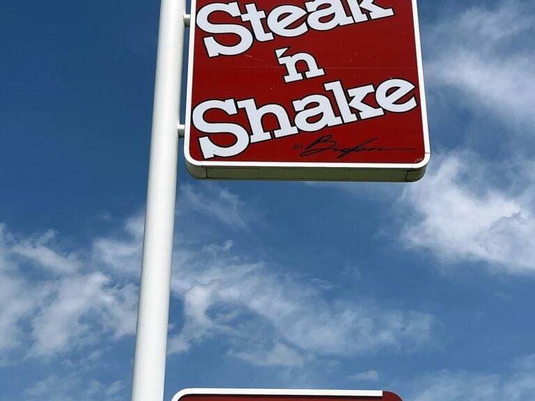 Pylon sign for Steak 'n Shake in Urbana, IL