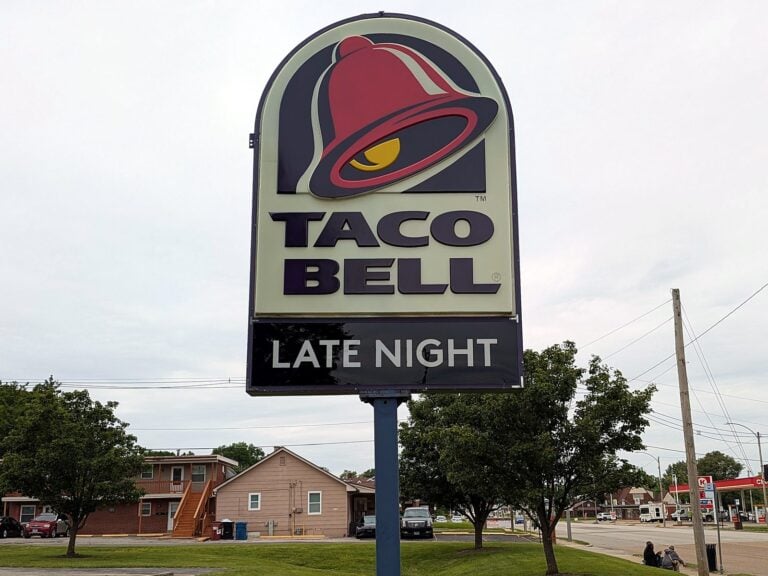 Pylon sign for Taco Bell in Belleville, IL