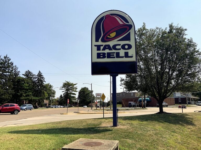 Pylon sign for Taco Bell in Belleville, IL – view 2