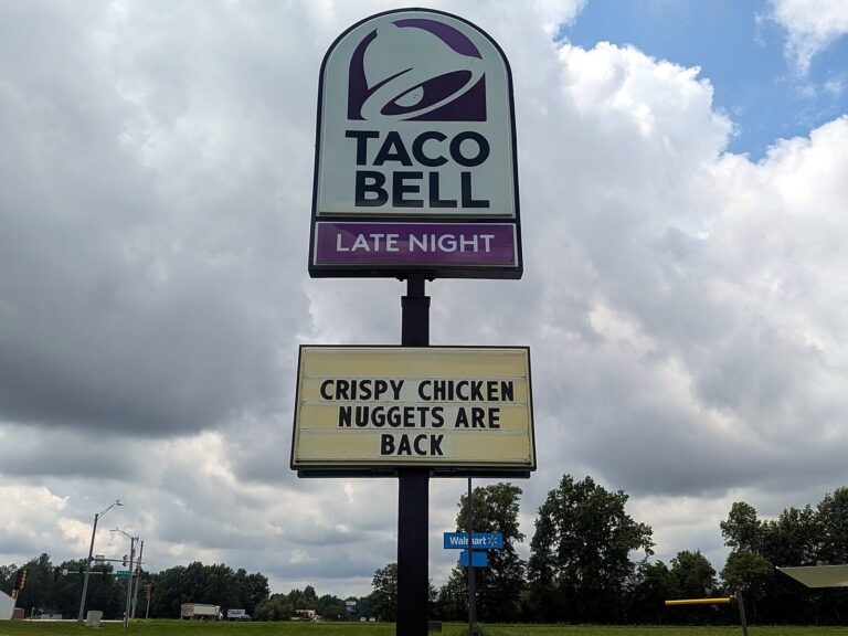 Pylon sign for Taco Bell in Flora, IL