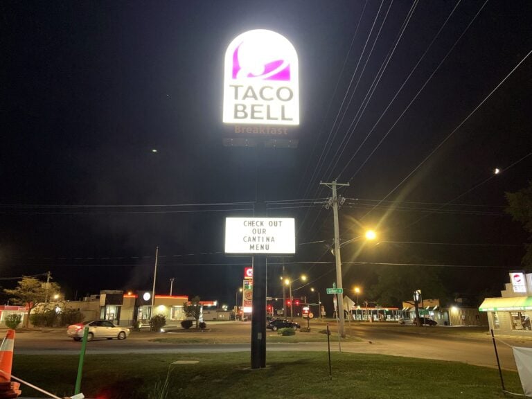 Pylon sign for Taco Bell in Mount Vernon, IL, illuminated at night
