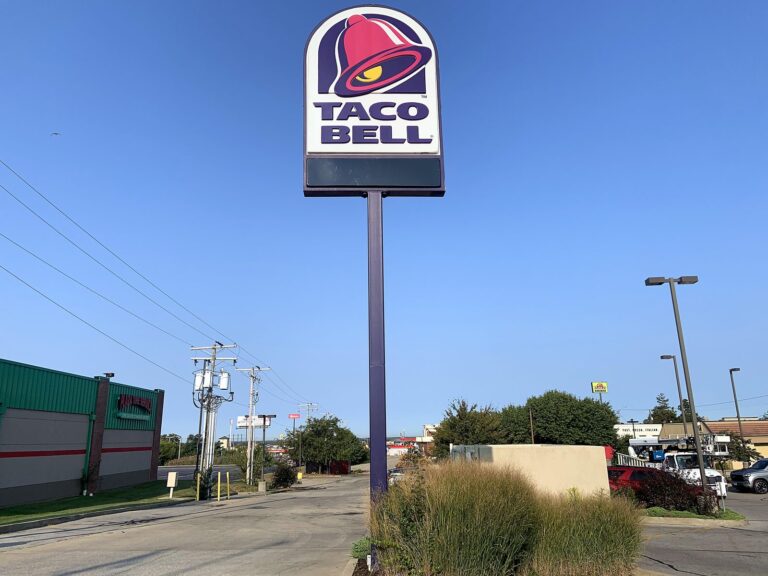 Pylon sign for Taco Bell in Mount Vernon, IL