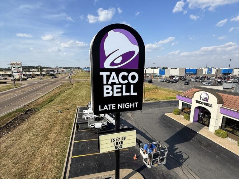 Pylon sign for Taco Bell in Sparta, IL – view 2