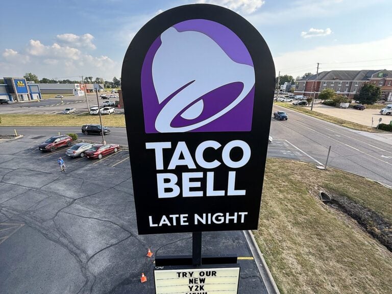 Pylon sign for Taco Bell in Sparta, IL – view 3