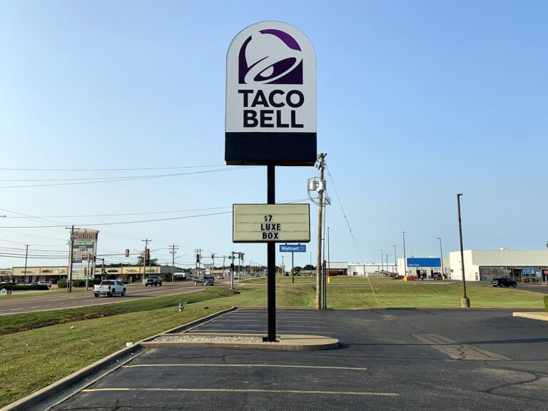 Pylon sign for Taco Bell in Sparta, IL – view 4