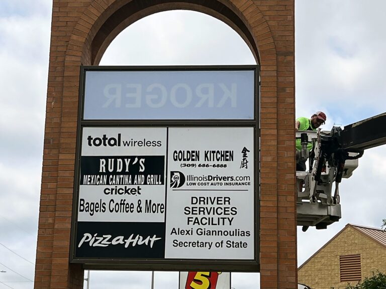 Signature Signs installation crew in Peoria, IL